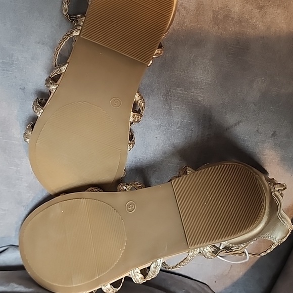 SO sandals girls. Gold Size 5 - Picture 6 of 7